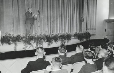 502583 Afbeelding van H.J. Woudenberg, voorzitter van de Nederlands Verbond van Vakverenigingen (N.V.V., en tevens ...